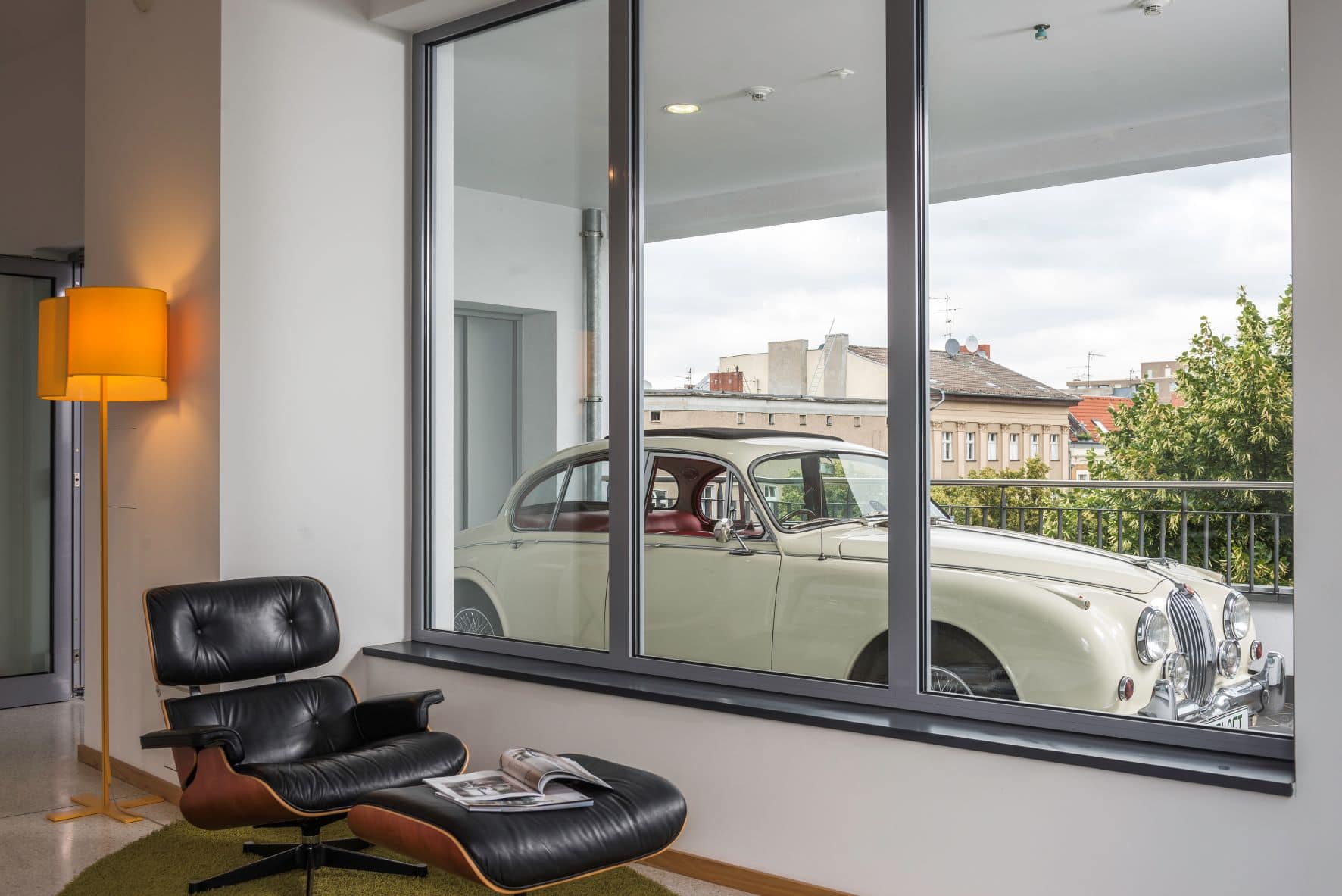Bmine Hotel: Auto neben Zimmer