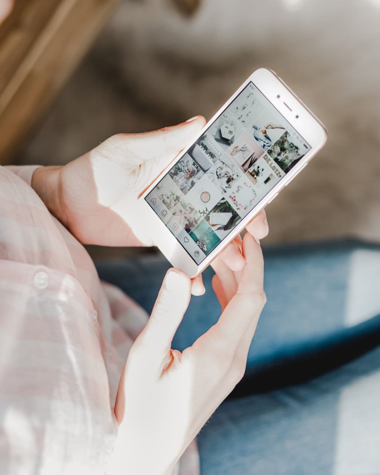 Frau hält Smartphone in der Hand und bedient Instagram-App