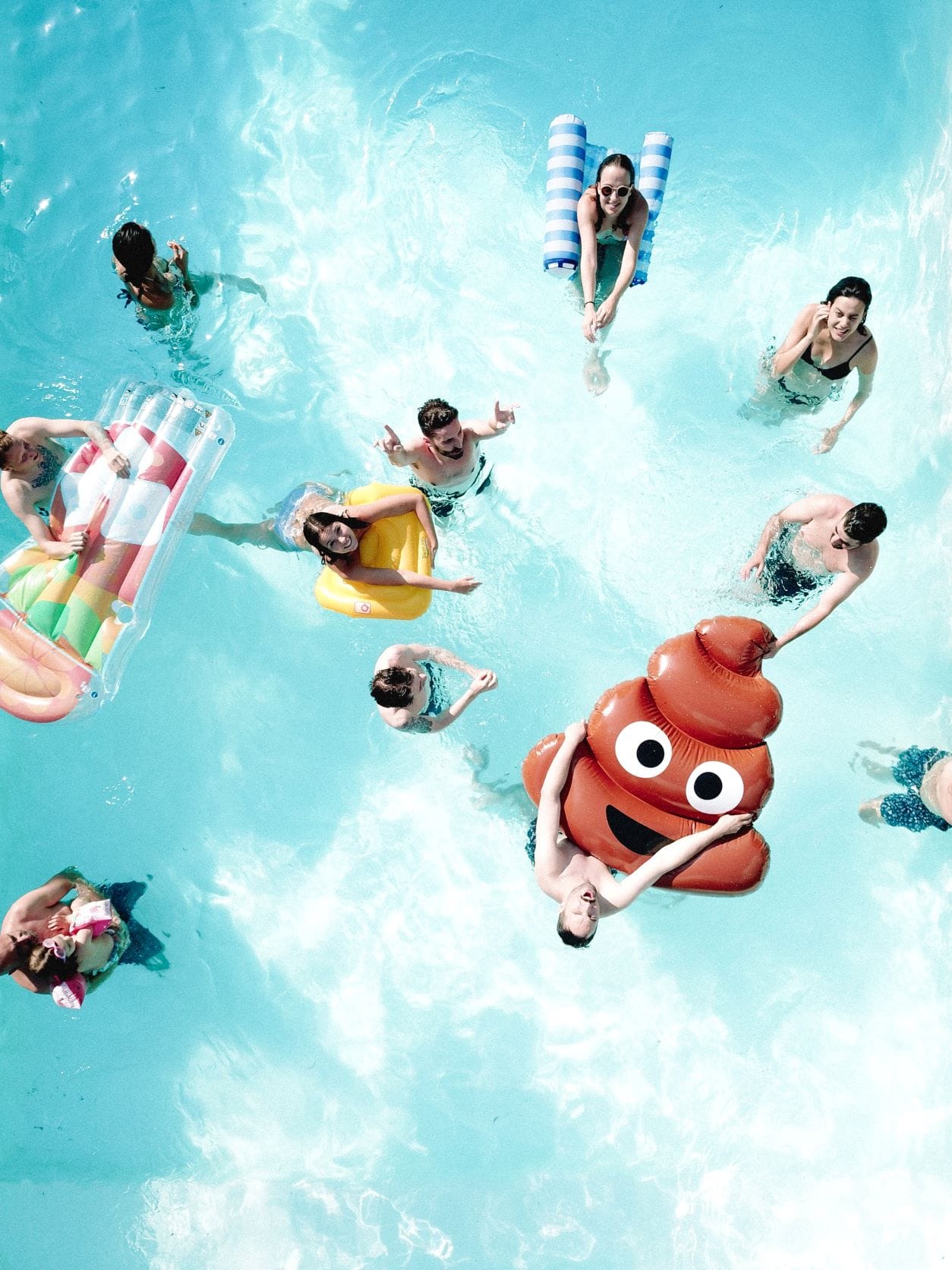 Mehrere Jugendliche haben Spaß im Swimmingpool