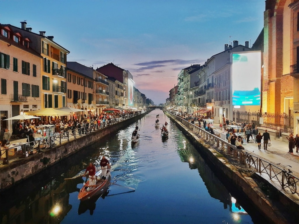 Romantische Navigli Kanäle in Mailand, die auch Drehorte der Serie Devotion sind