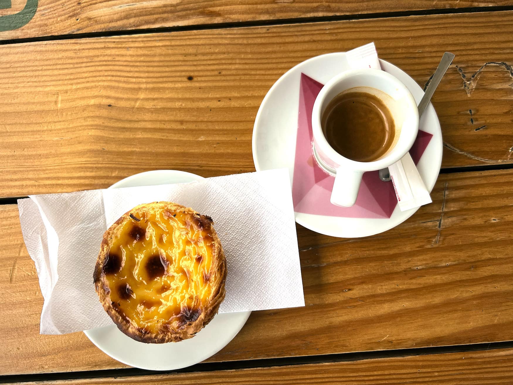 Portugiesisches Törtchen Pastells de Nata und ein Espresso