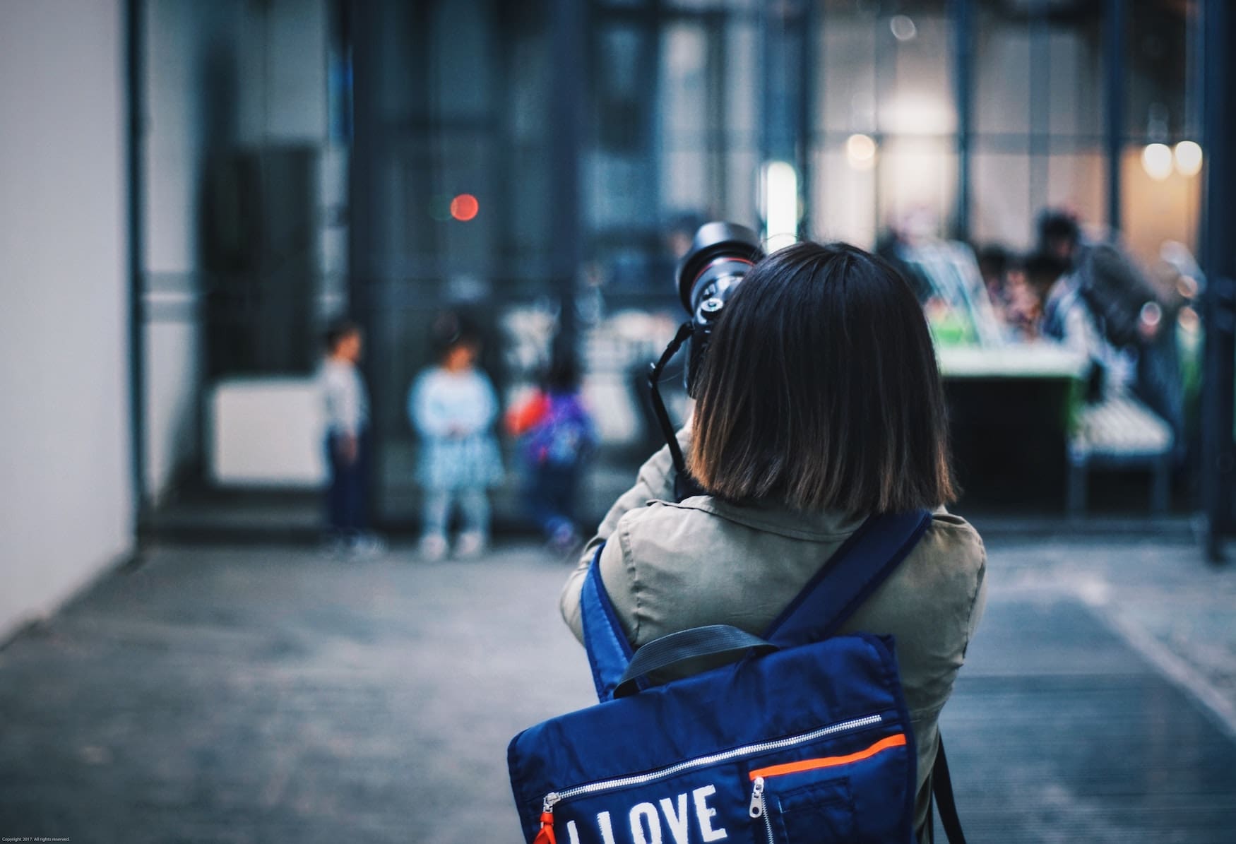 Frau macht Fotos im 798 Art District in Peking