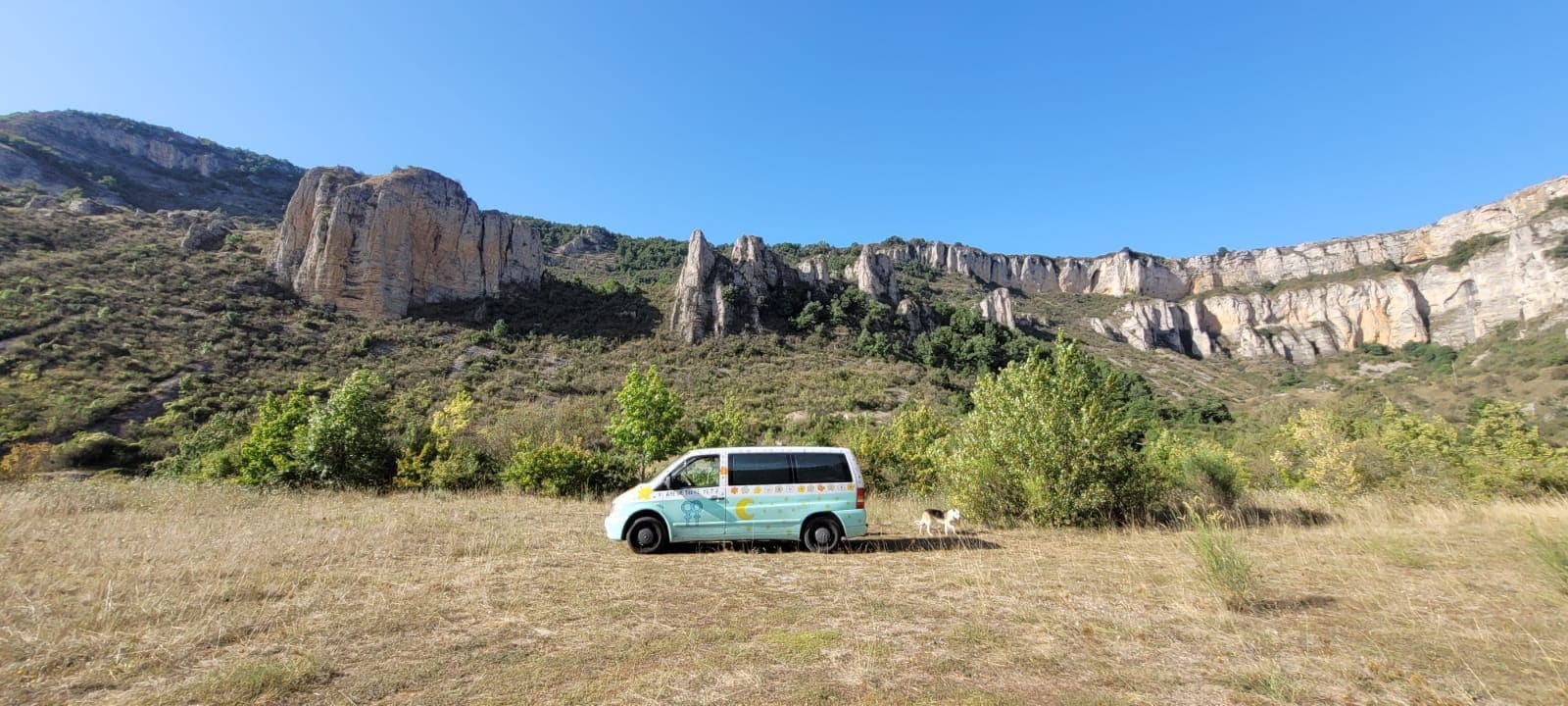 Van steht in Landschaft der Pyrenäen