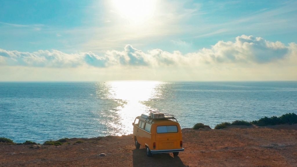 Gelber Van steht an Küste in Spanien