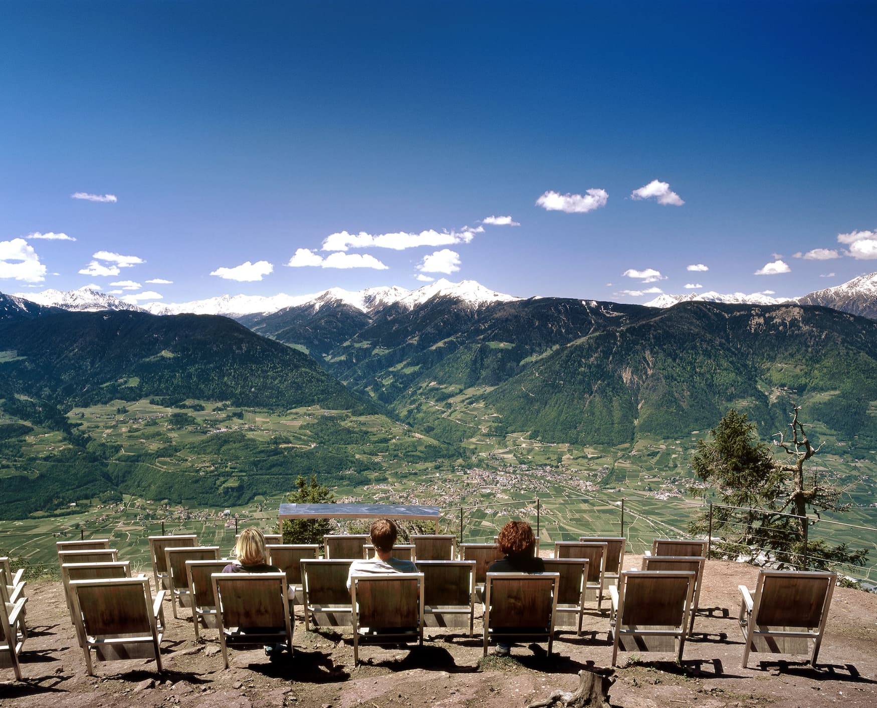 Ein neuer Rundwanderweg ab der Seilbahn Burgstall führt zum Knottnkino und zwei weiteren Panorama-Plattformen mit Blick übers Meraner Land