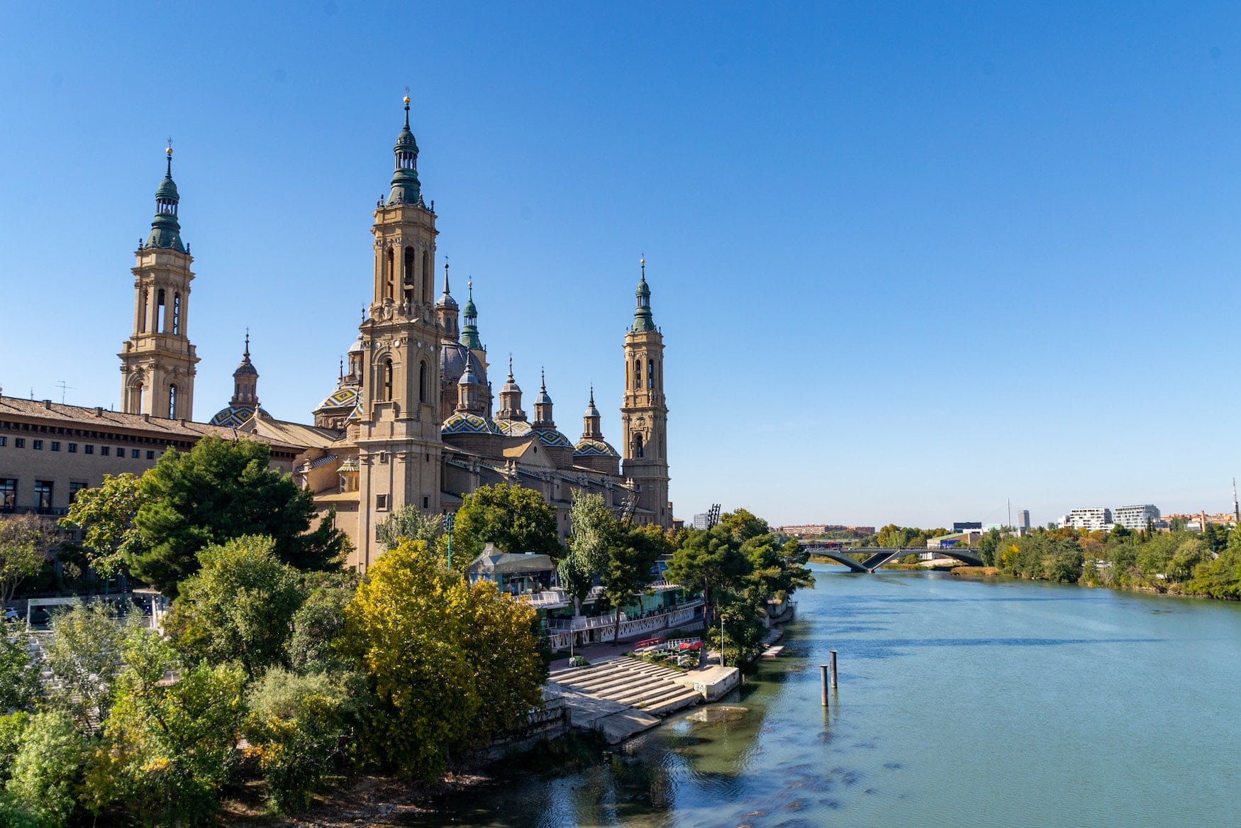 Blick auf die Basilica del Pilar in Saragossa