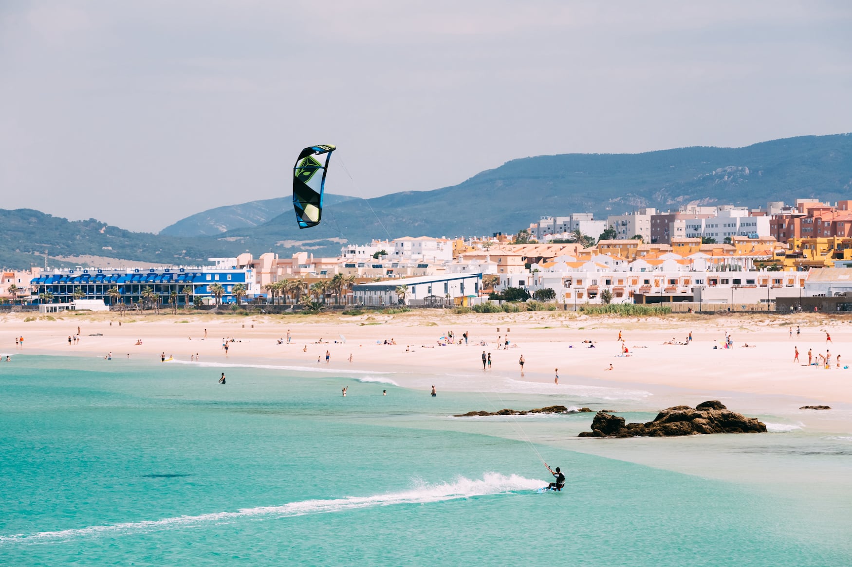 Kitesurfer in Tarifa, Spanien
