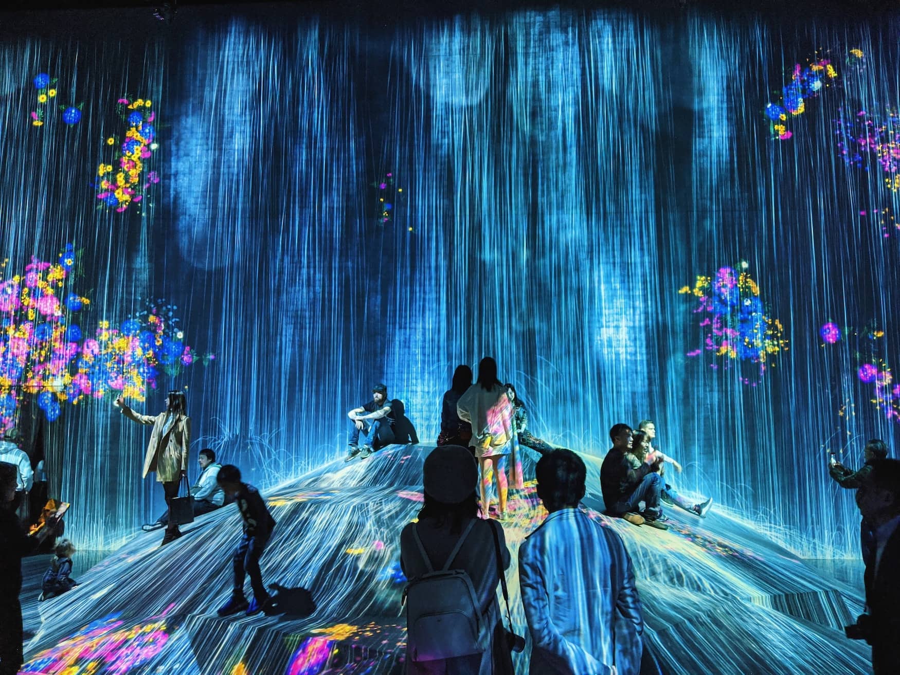 teamlab in Tokio, Japan, bunte Kunstinstallationen
