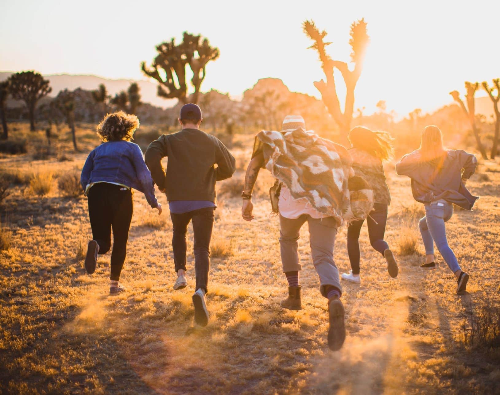 Teenager laufen durch Steppe