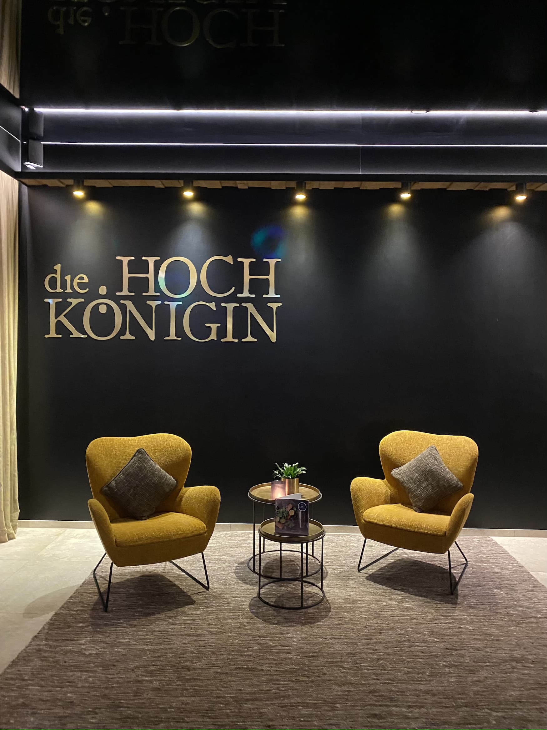 Platz genommen in den Sesseln der Hochkönigin.
