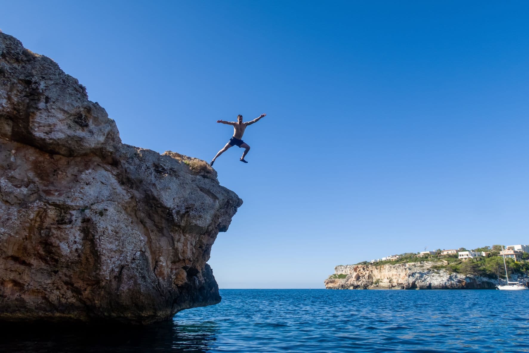 Ein Klippenspringer auf Mallorca 