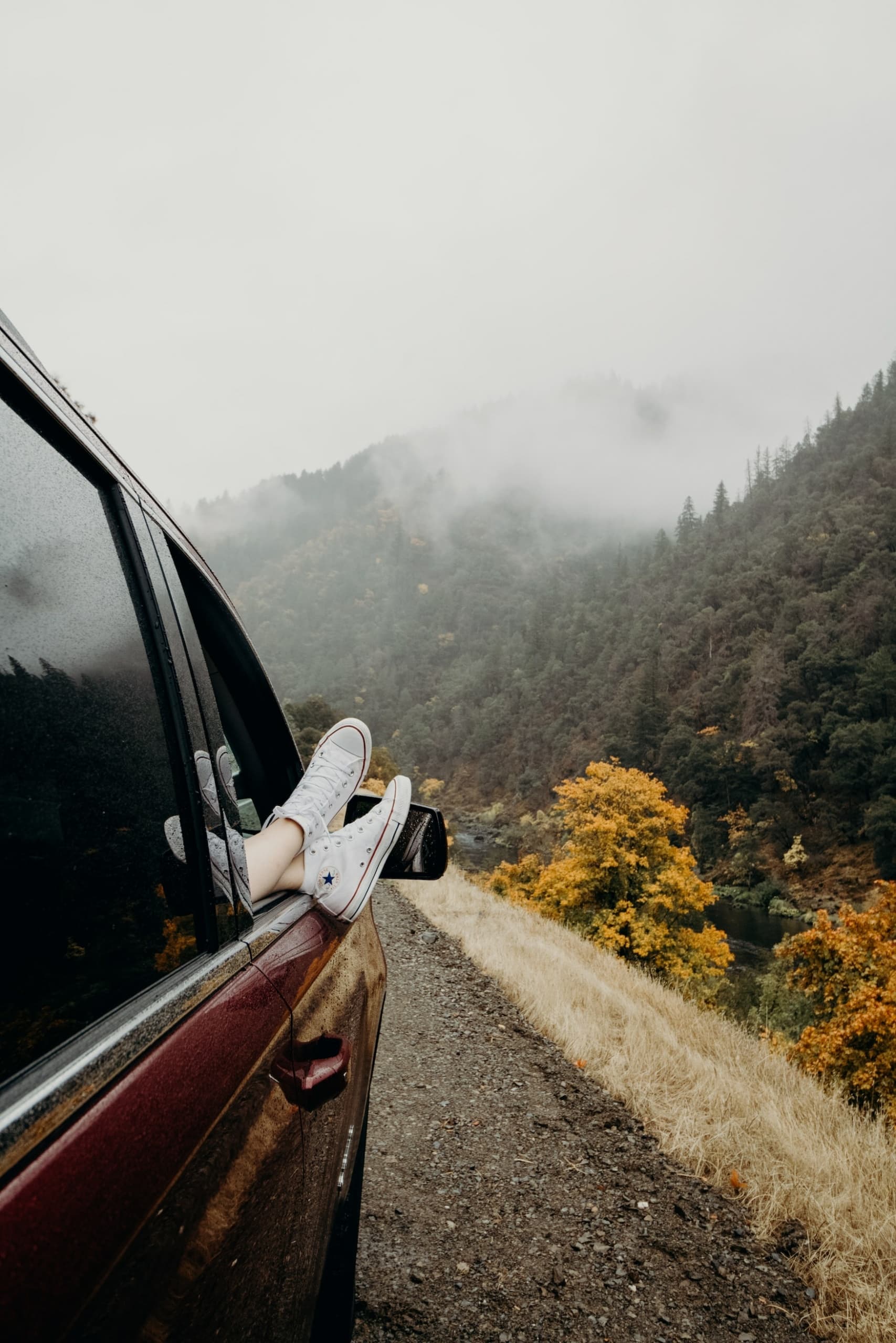 Füße aus dem Fenster beim Roadtrip