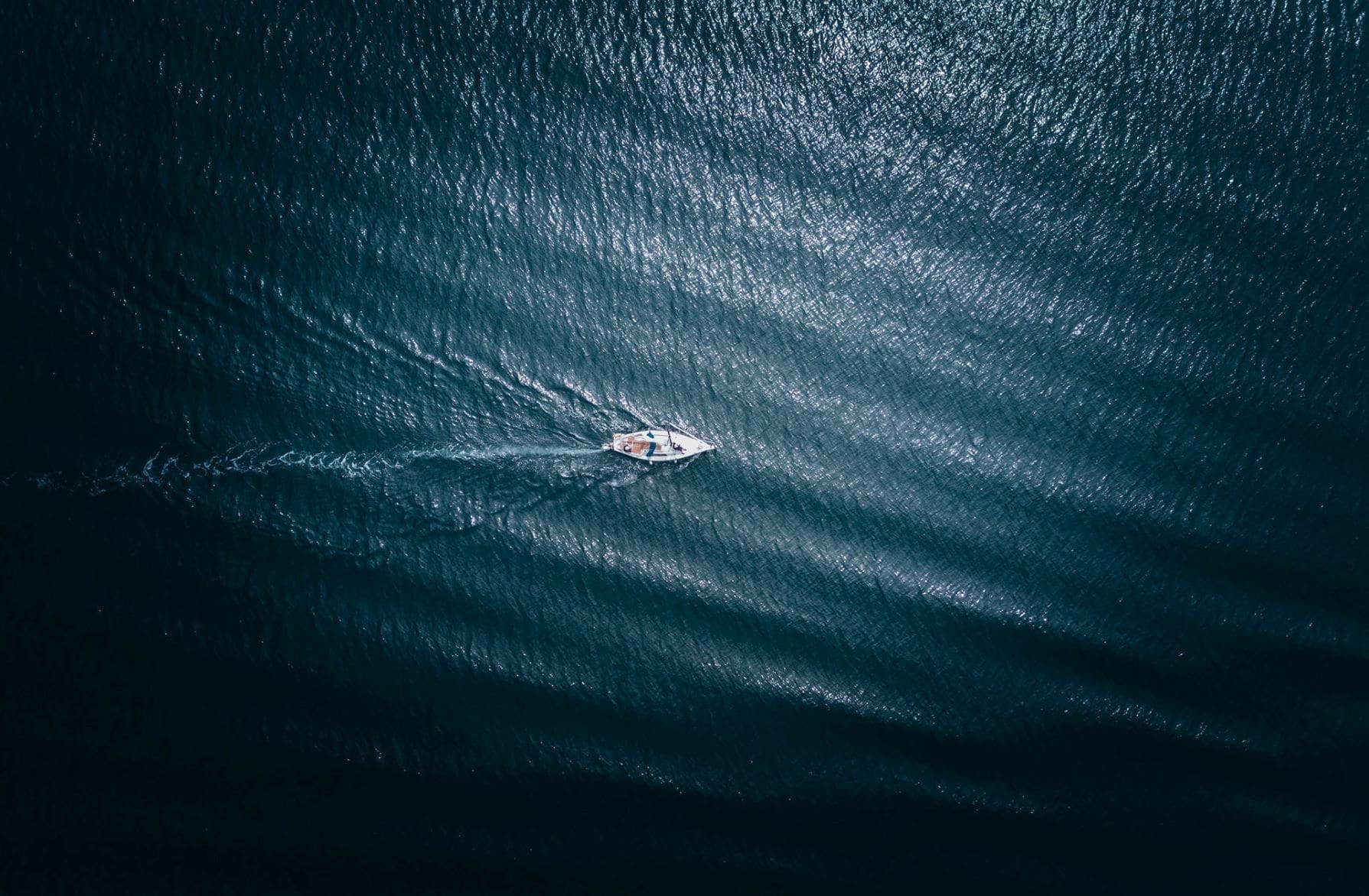 Segelboot einsam im Meer, fotografiert aus Vogelperspektive 