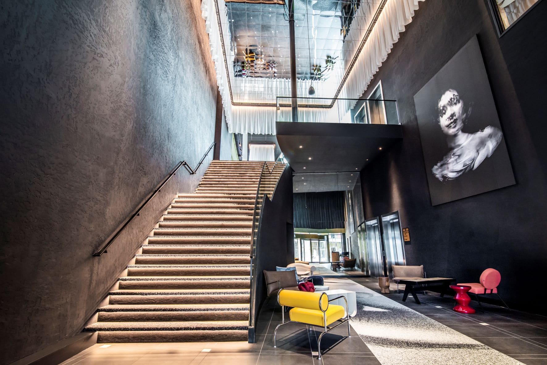 Lobby und Treppen im Hotel Tribe Amsterdam City