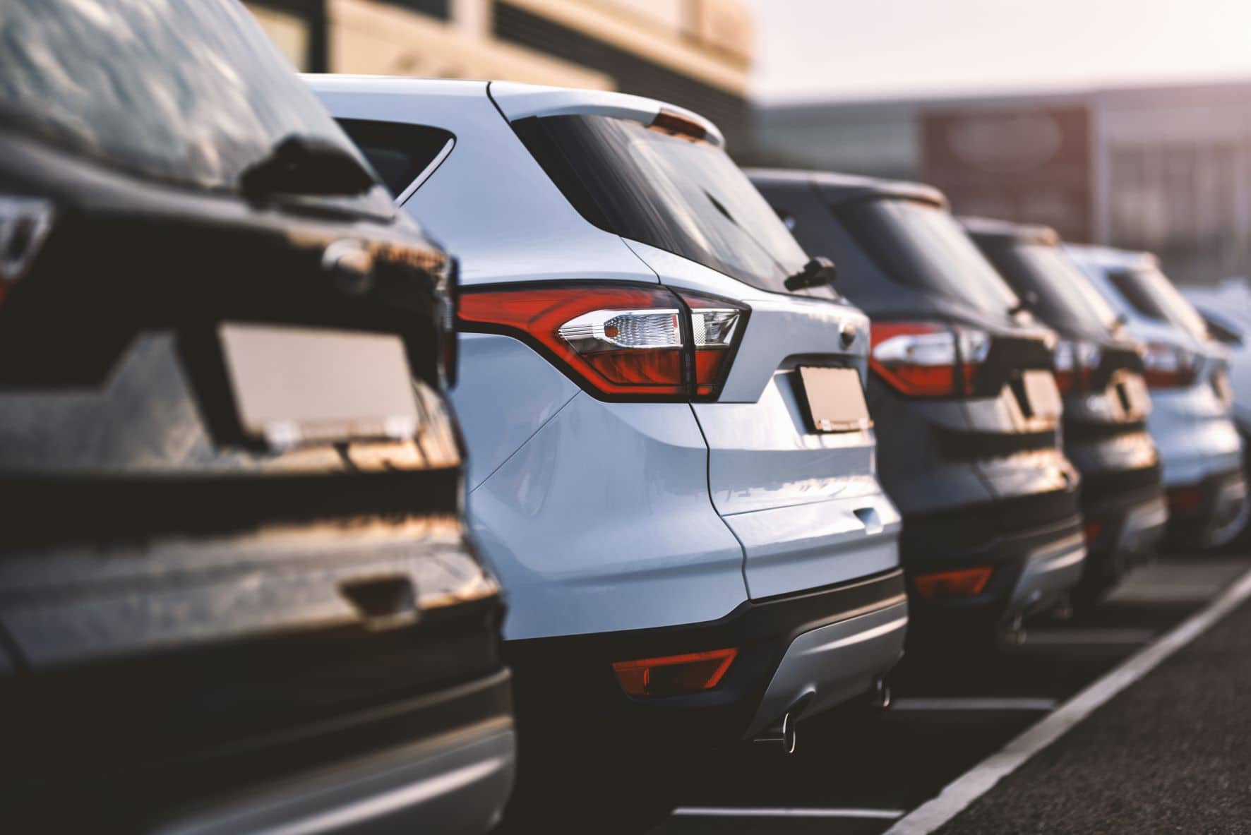 Autos in einer Reihe auf Parkplatz