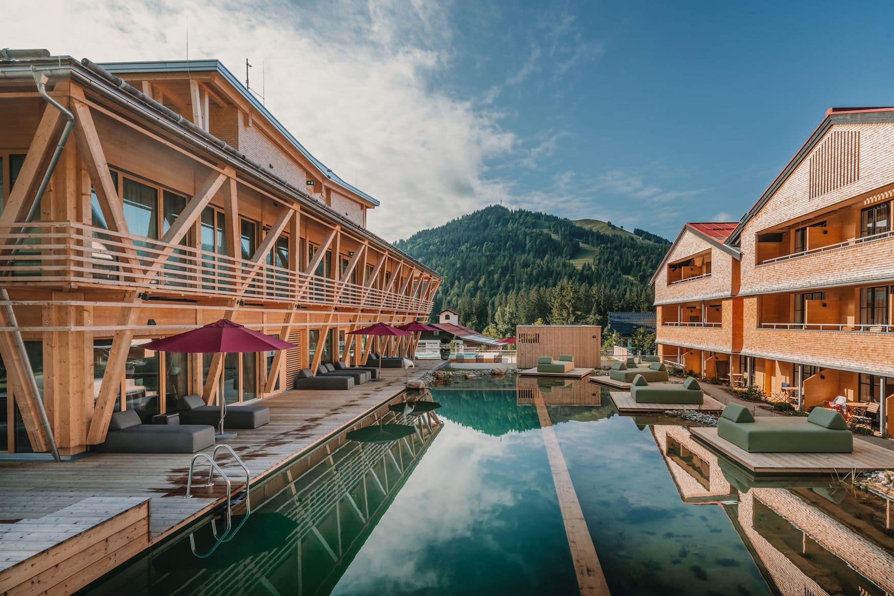 Außenbereich und Terrasse eines Spahotels im Allgäu