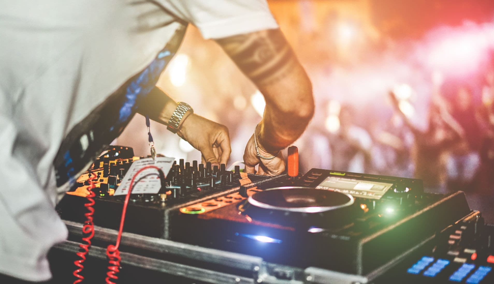 DJ bedient Pult auf Party
