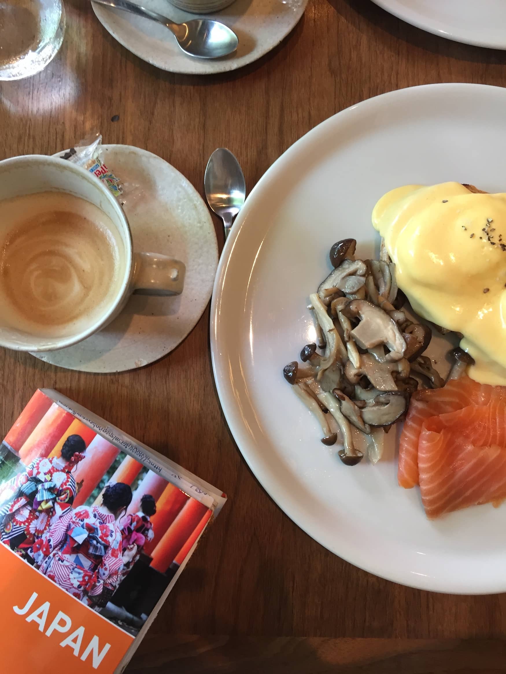 Frühstück und Reiseführer Japans