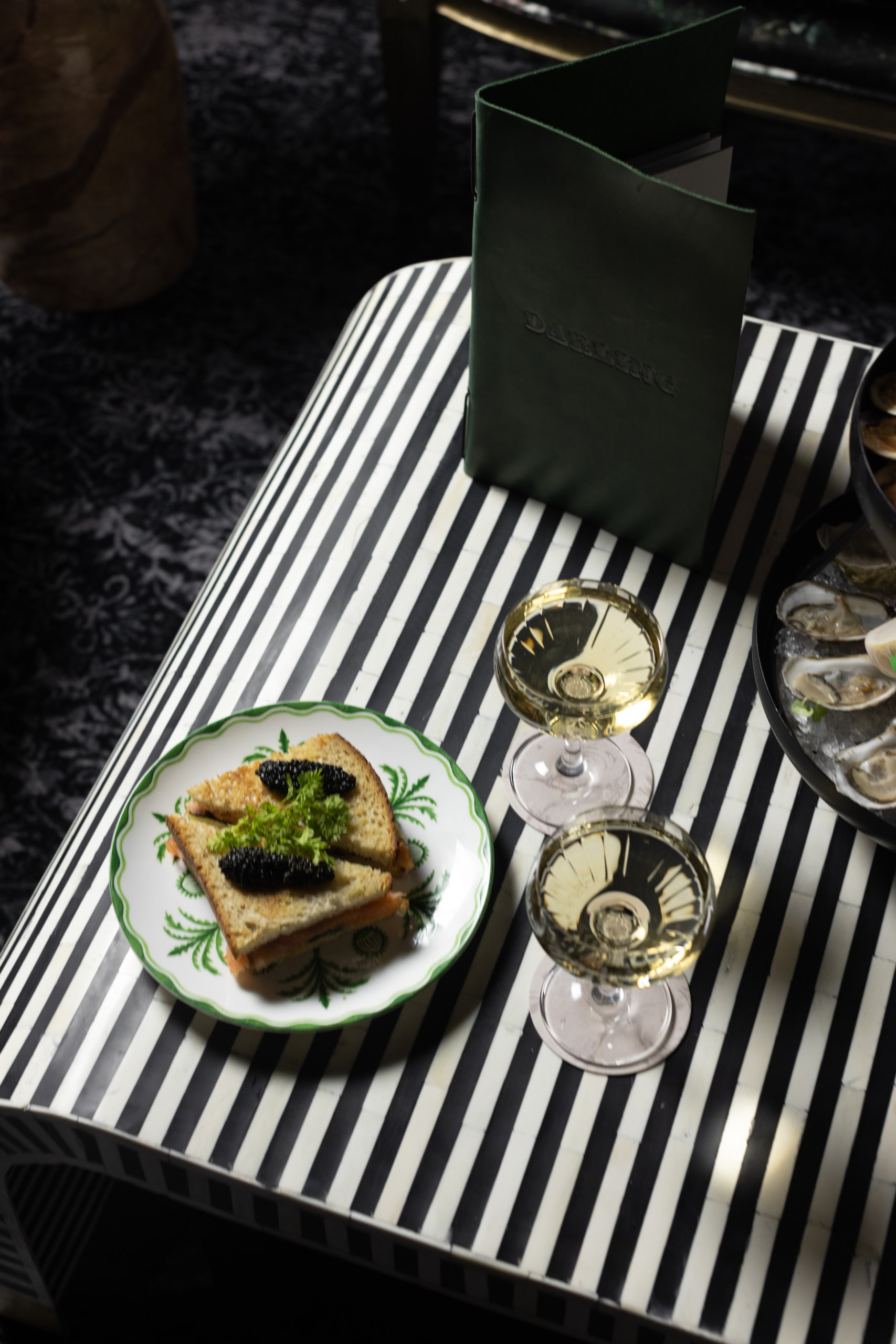 Gegrilltes Käsesandwich und Champagner