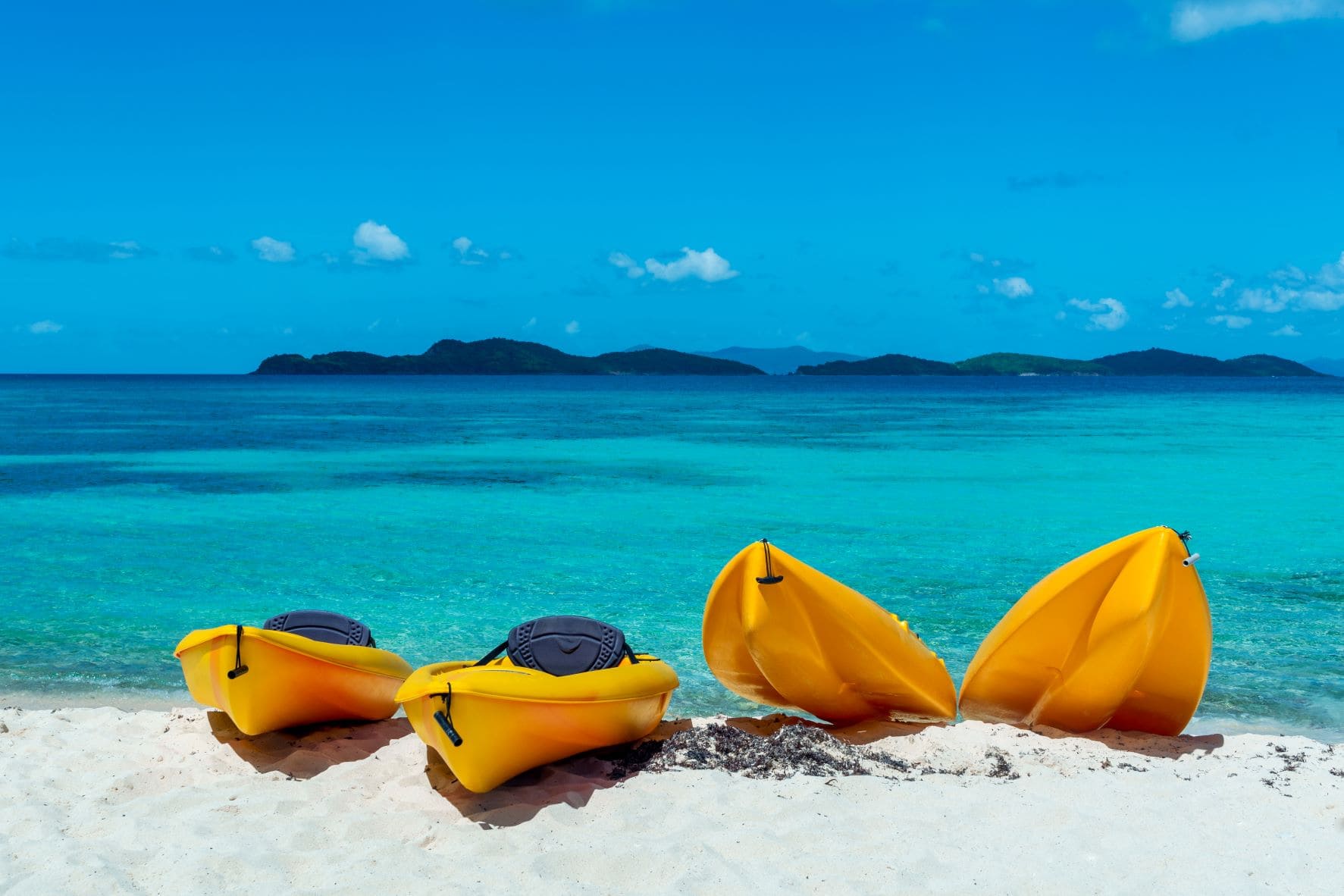 Kanus an einem Strand auf St. Thomas in der Karibik