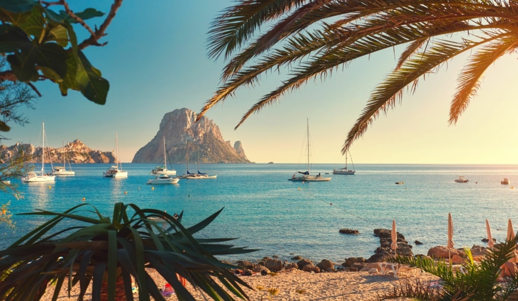 Strand Cala d'Hort auf Ibiza mit Booten