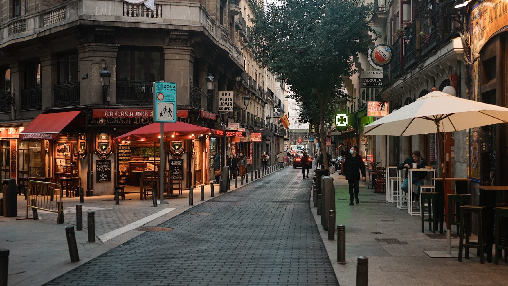 Barrio de las Letras in Madrid, mit vielen Bars und Tabernas, die man an einem Wochenende in Madrid unbedingt besucht haben sollte