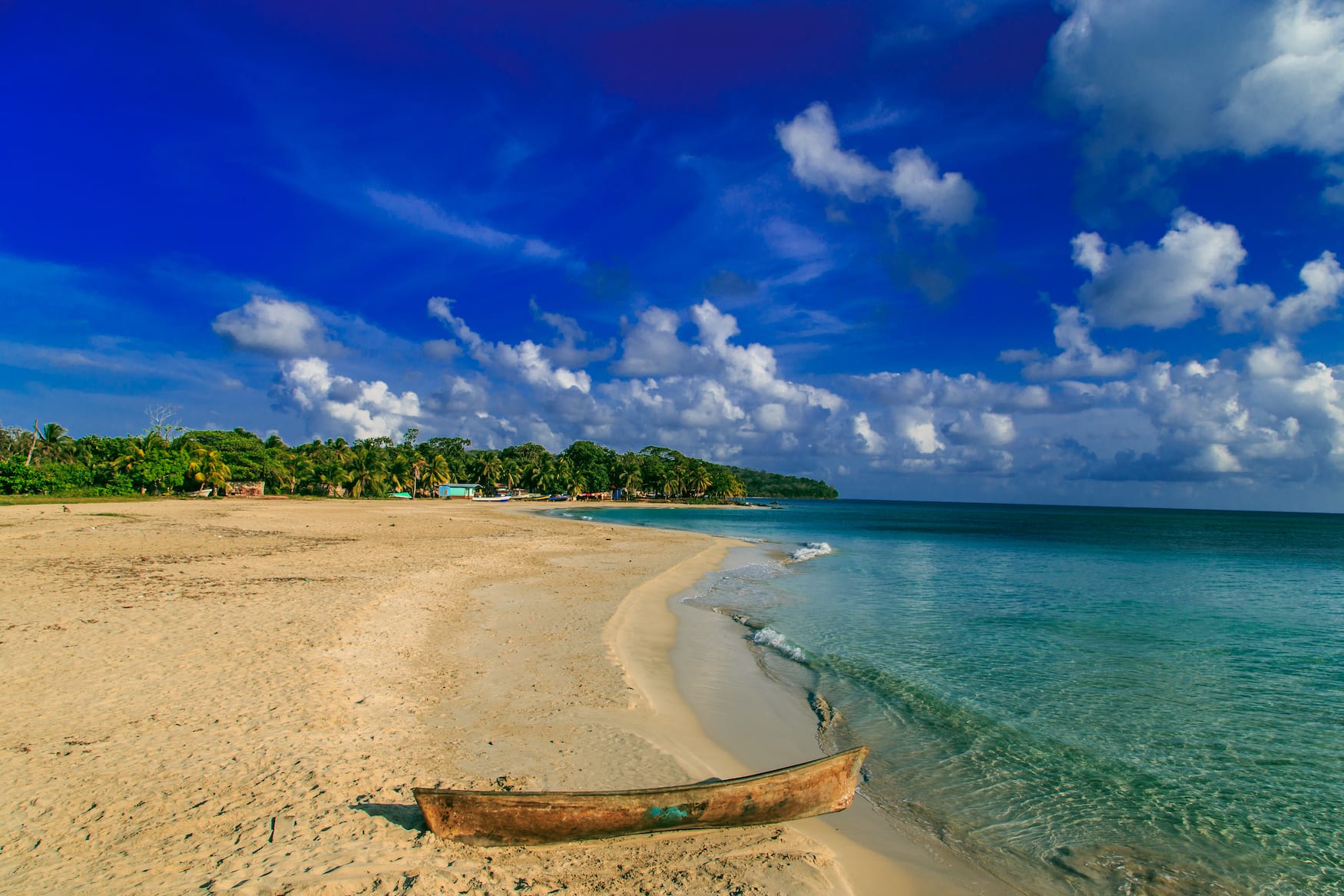 Boot am Strand der Corn Islands in Nicaragua