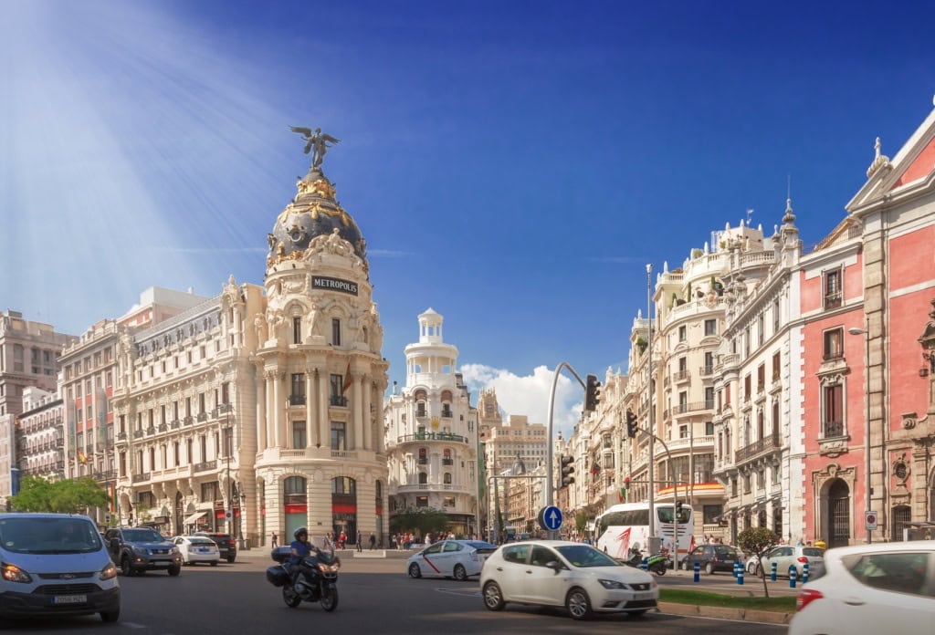 Straßenzug in Madrid mit dem Metropolis