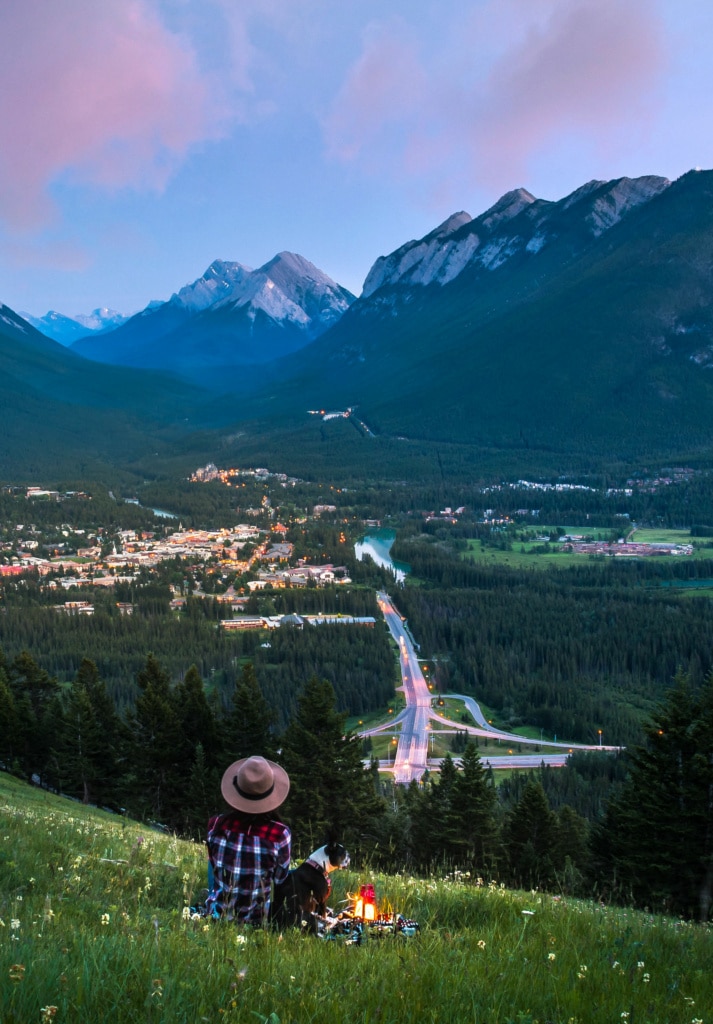 Frau picknickt vor der Kulisse der Rocky Mountains, eine der Highlights in Kanada