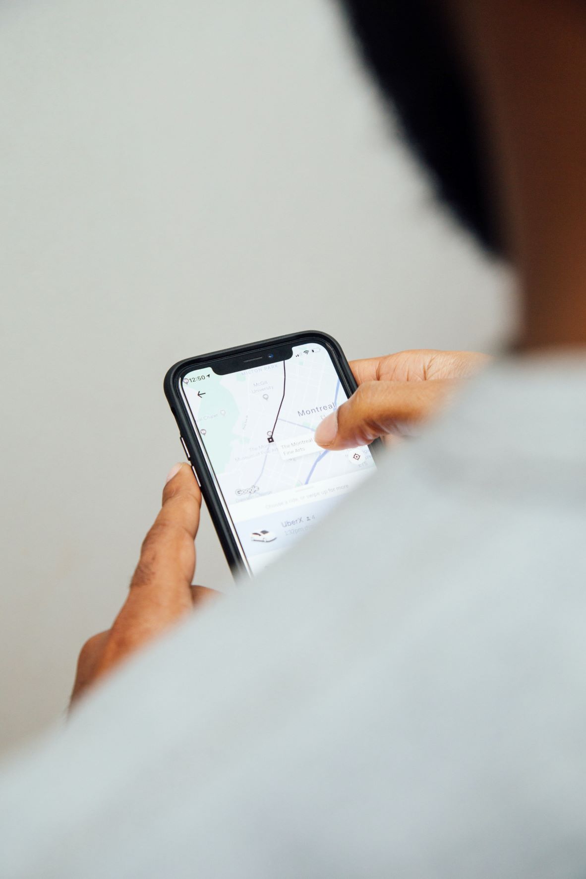 Mann bedient Uber-App auf seinem Handy