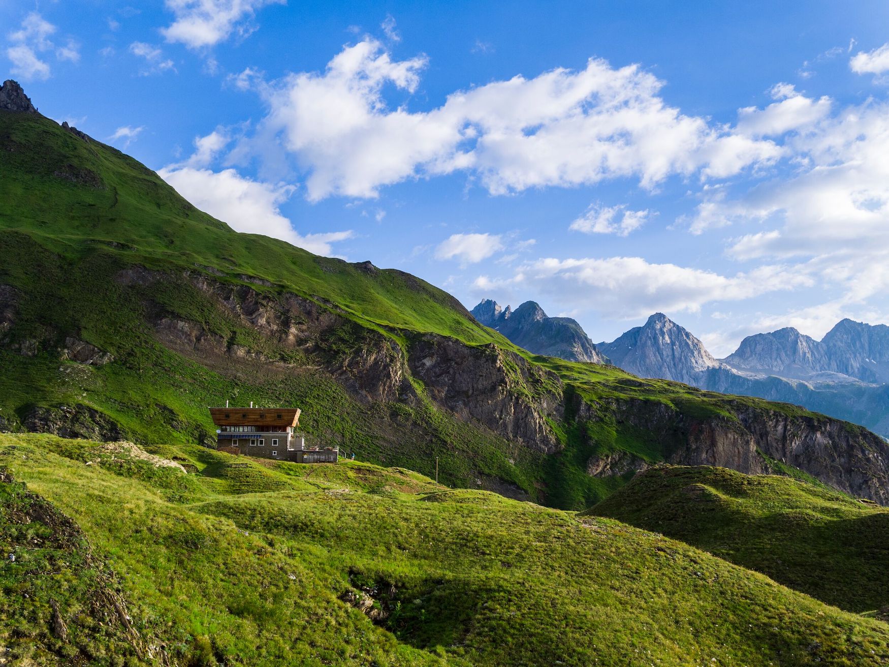 Hütte auf einem Fernwanderweg im Tessin