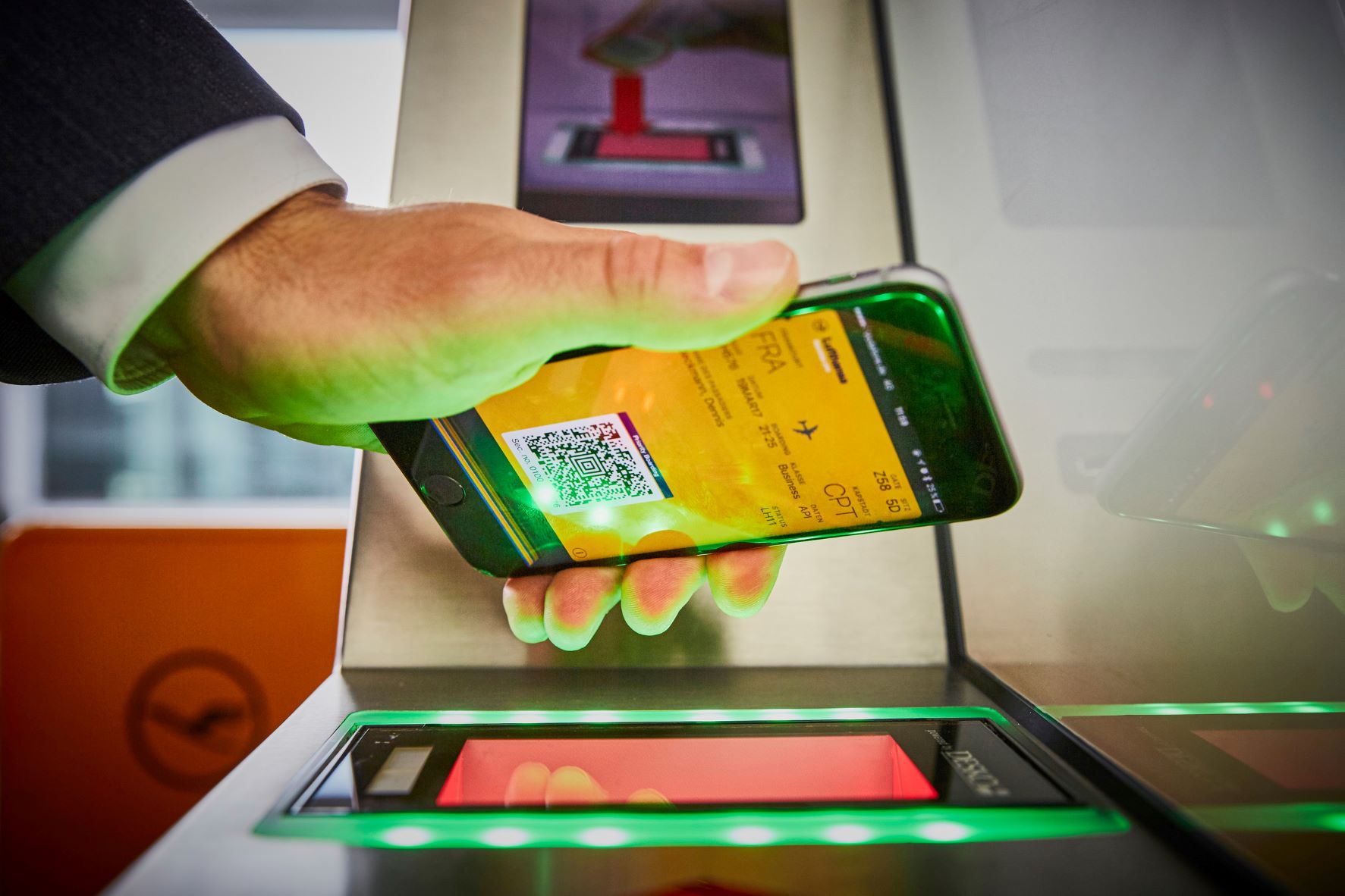 Person beim Boarding mit Smartphone 