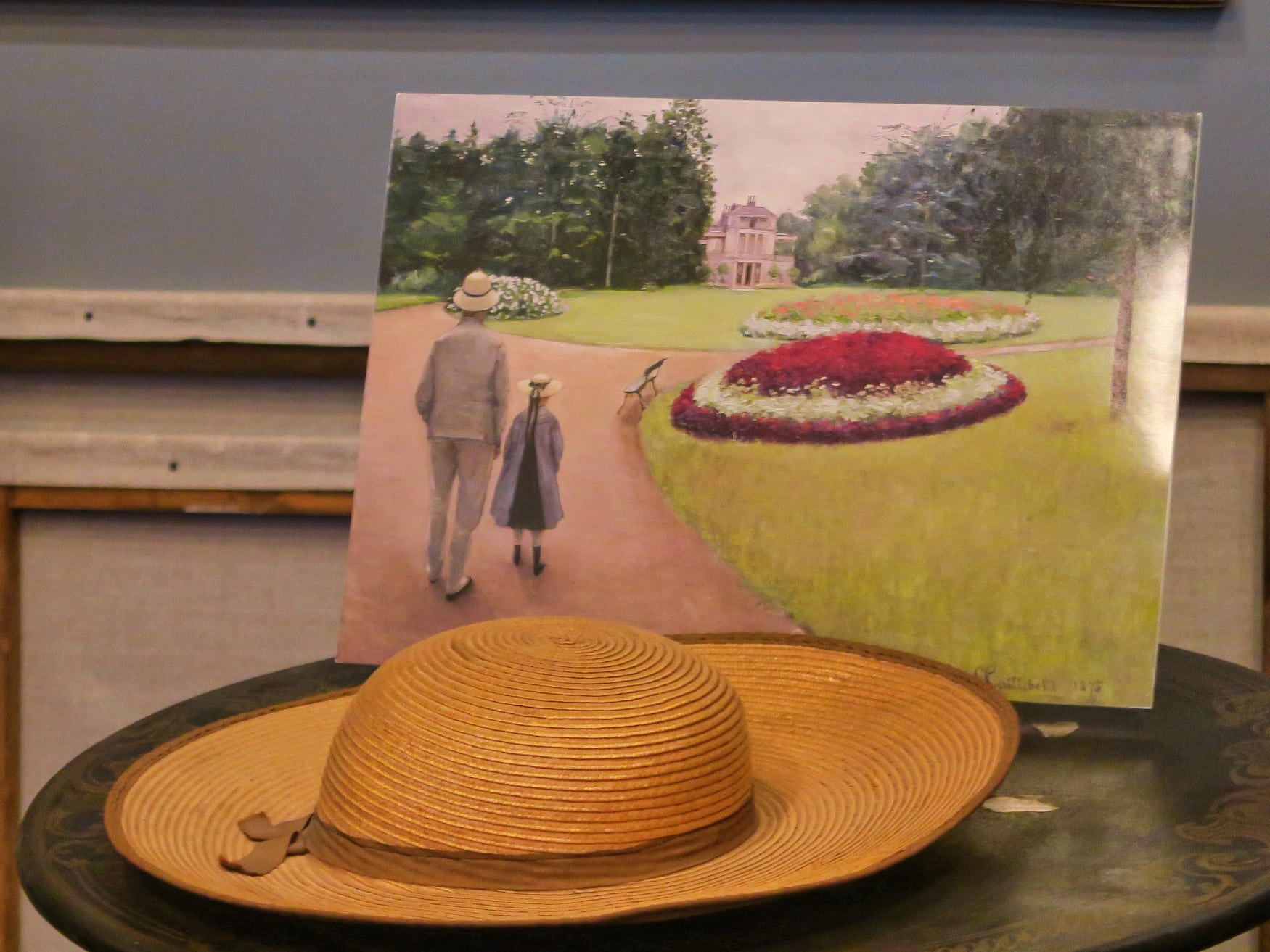 Hut und impressionistisches Bild in der Maison Caillebotte bei Paris