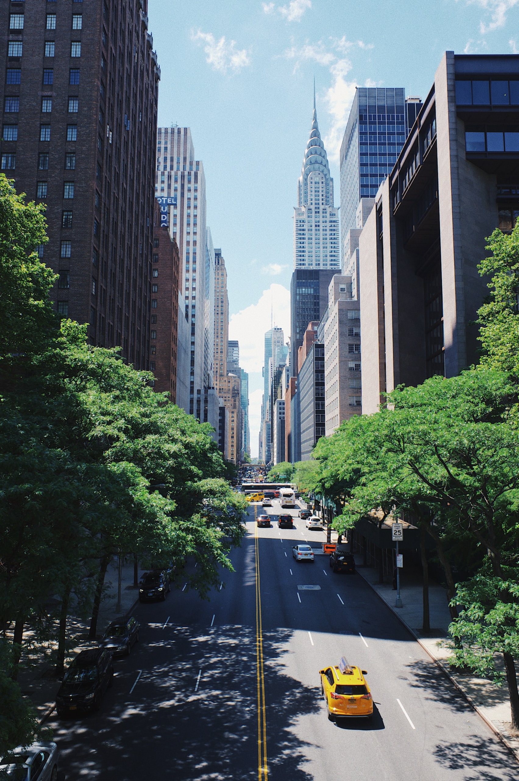 Gelbes Taxi fährt durch Straßen in New York