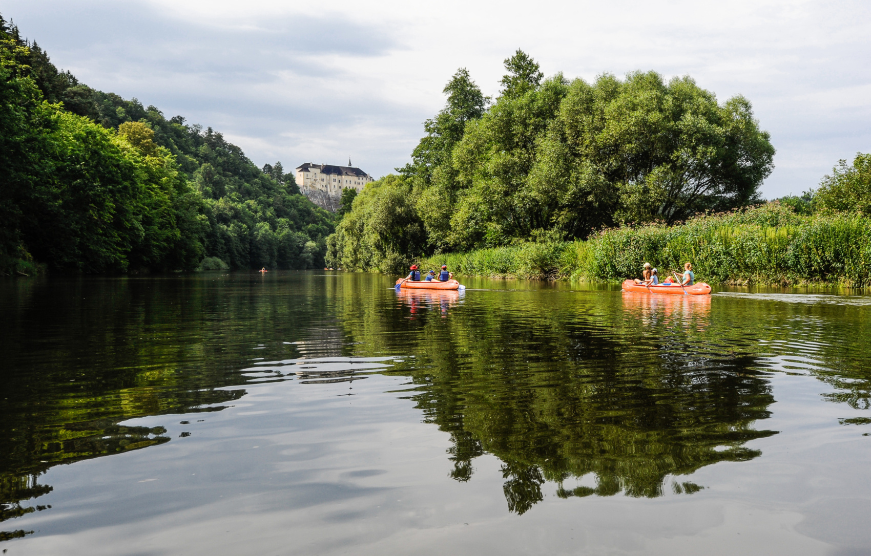 Paddeler auf dem Sazava-Fluss in Tschechien