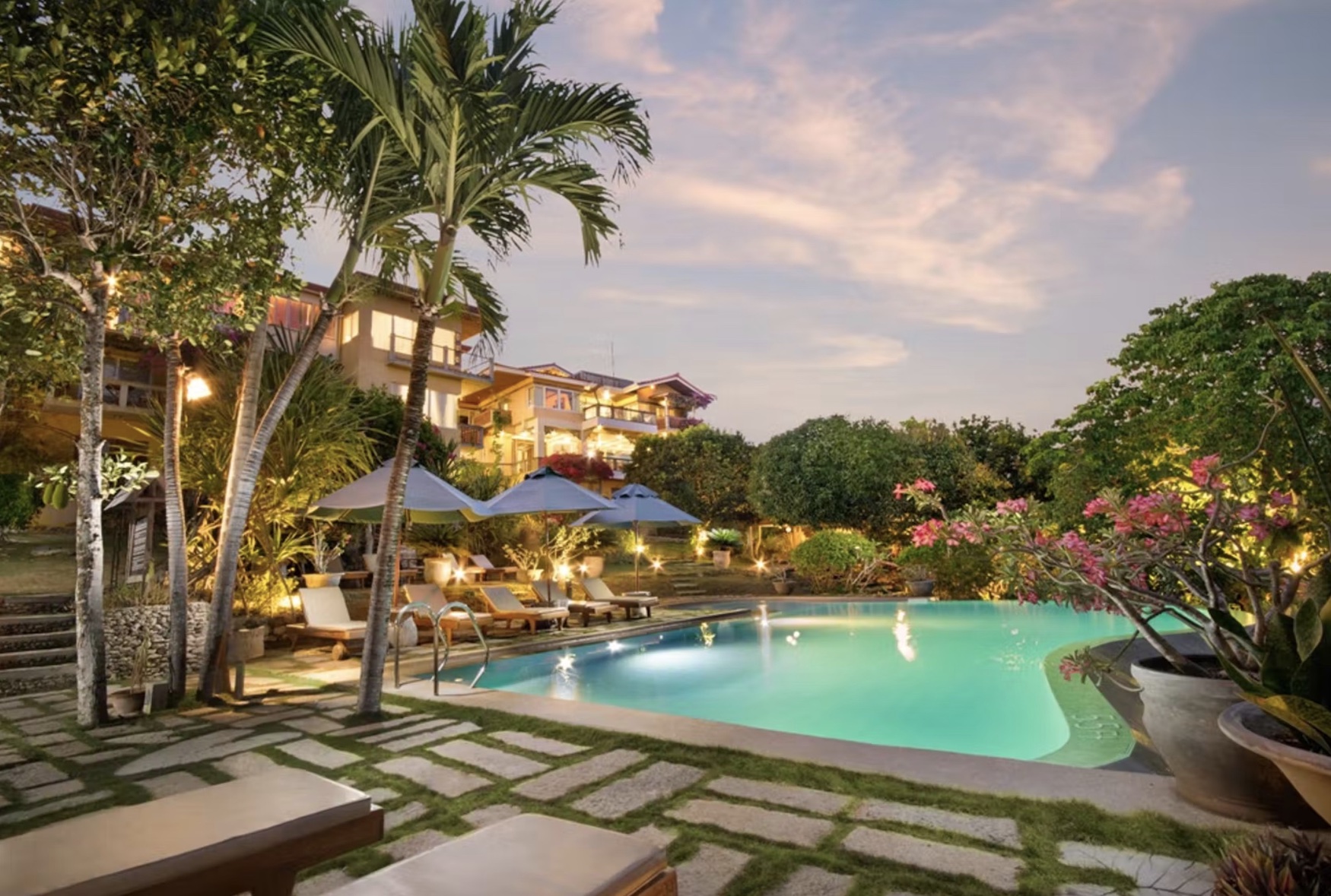 Pool des Amarela Resorts am Abend