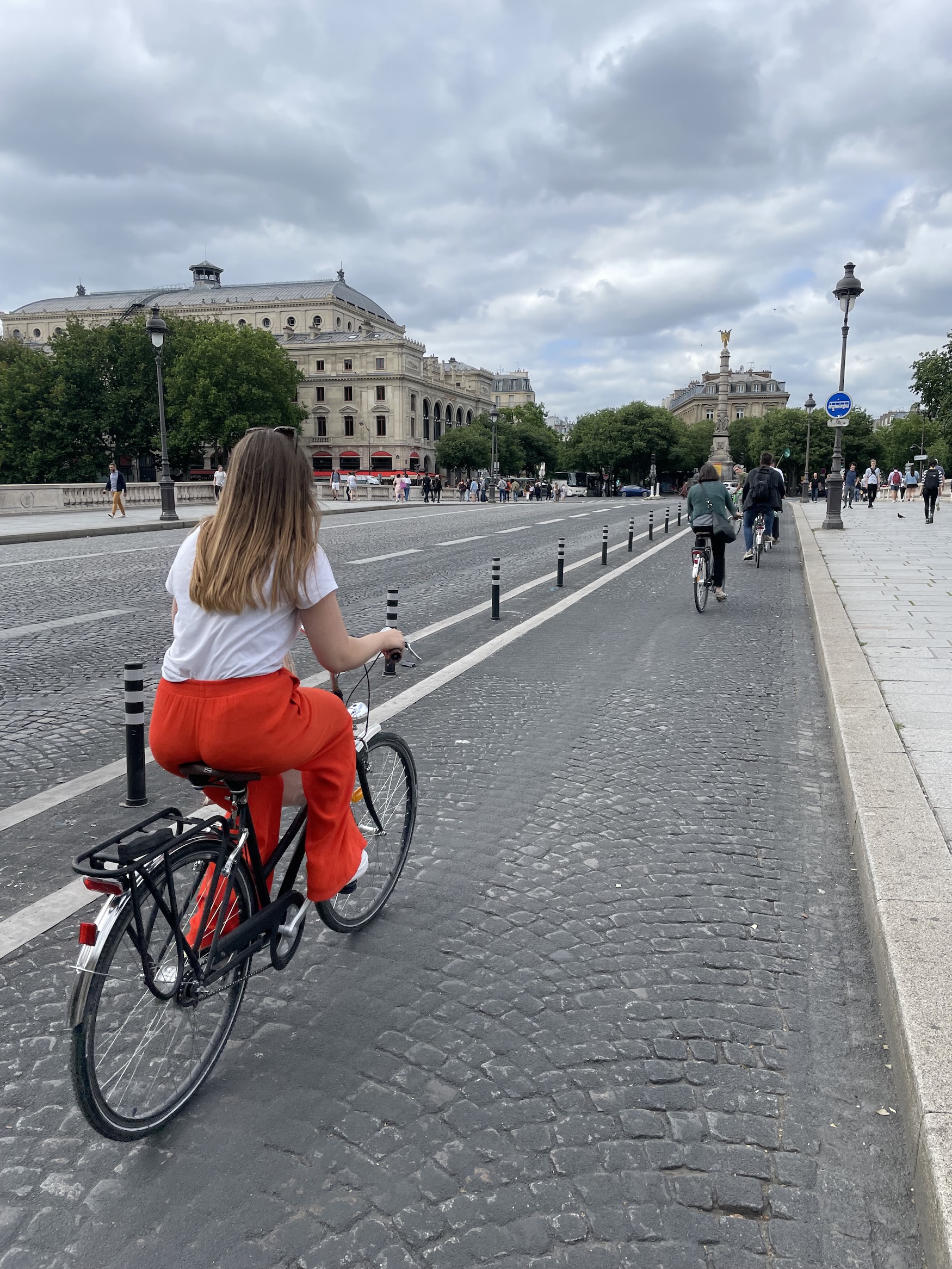 Grün durch Paris: Fahrradfahrer durchqueren die Stadt