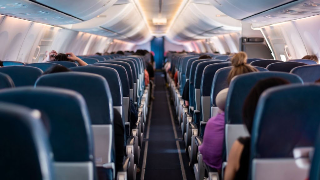 Blick von hinten in die Economy-Class im Flugzeug