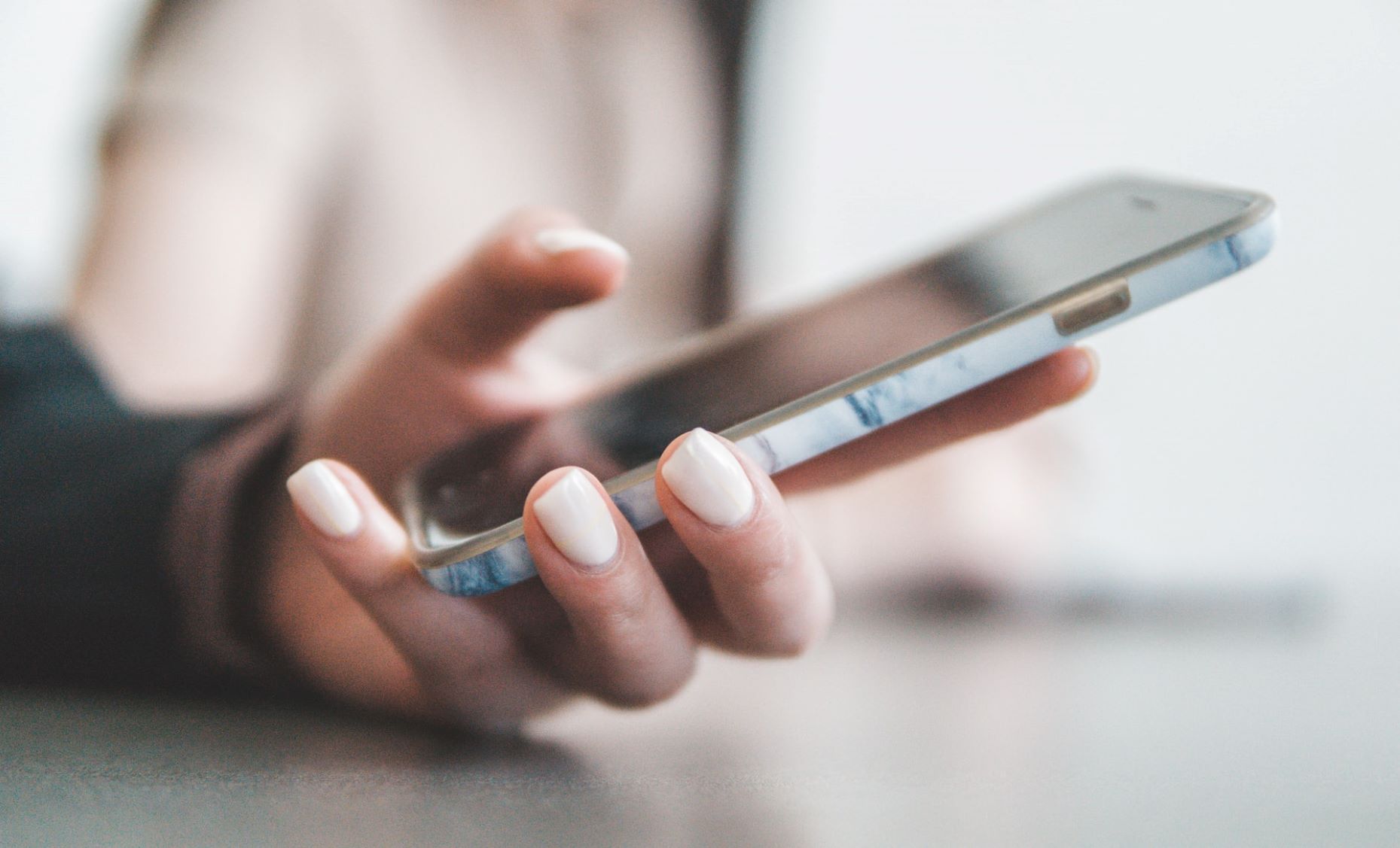 Frau hält Handy in der Hand