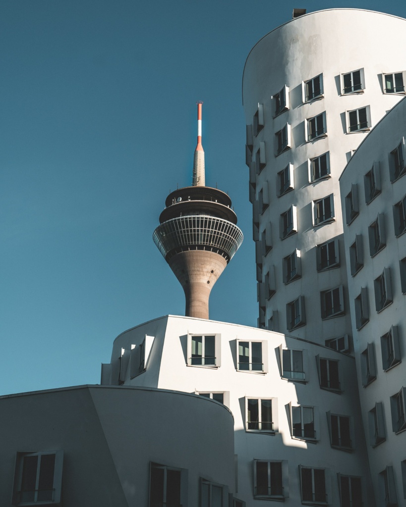 Neuer Zollhof in Düsseldorf mit Turm