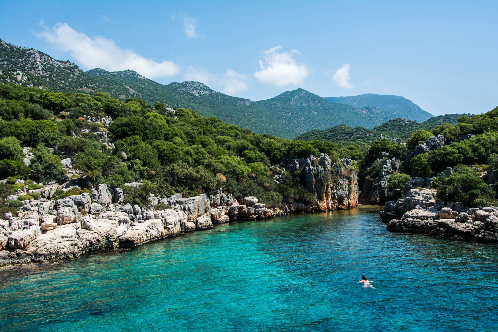 Frau schwimmt vor der Küste von Kas während eines Roadtrips durch die Türkei