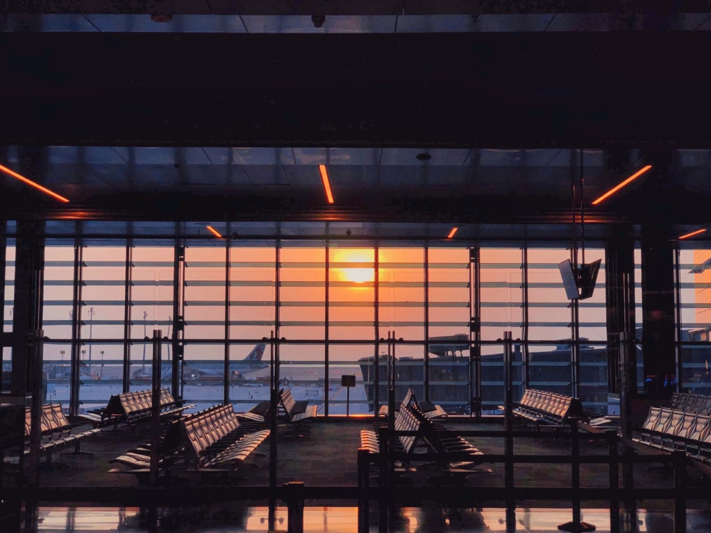 Leere Abflughalle im Flughafen