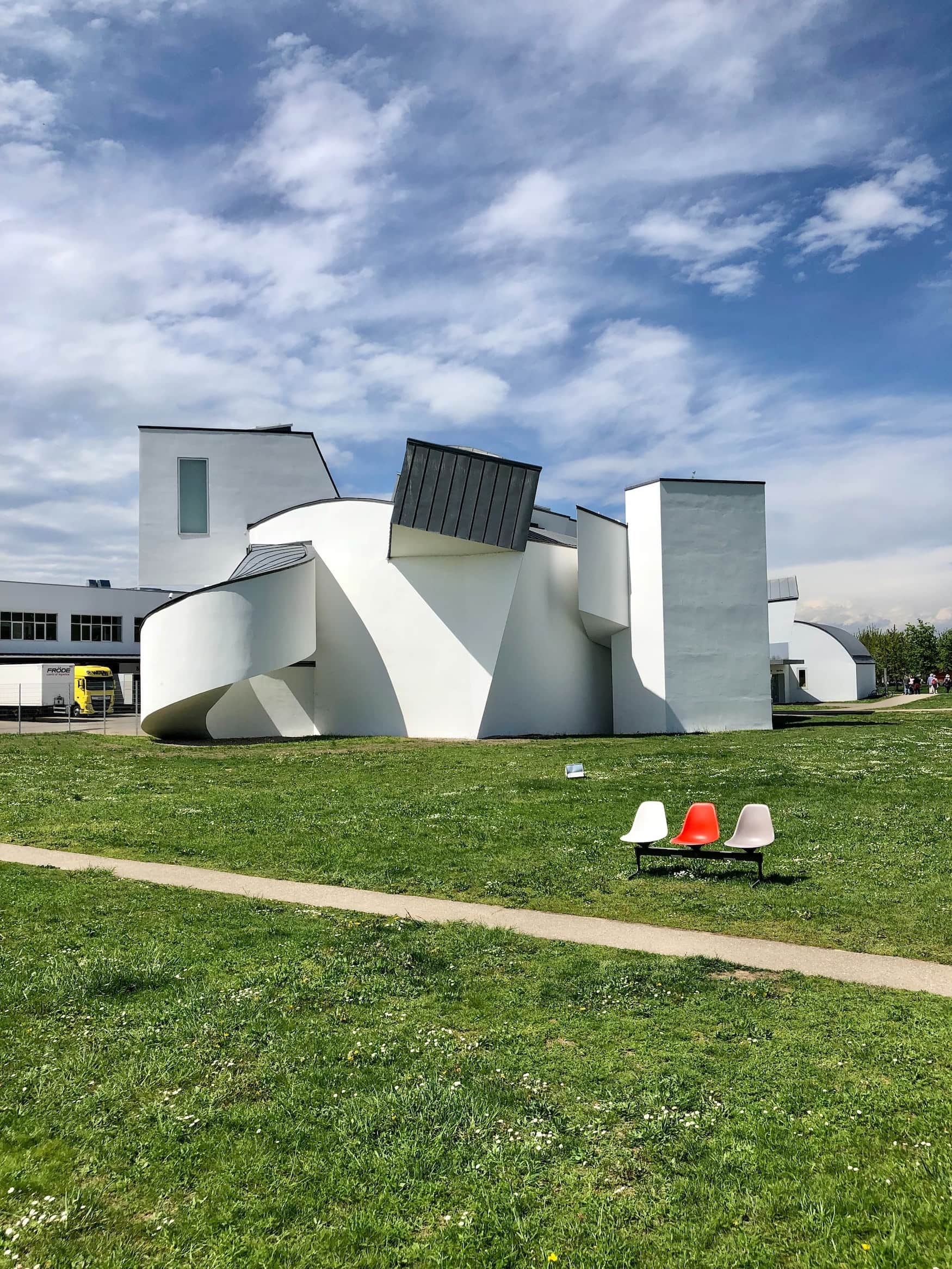 Garten am Vitra Haus mit Aussichtsturm und Rutsche