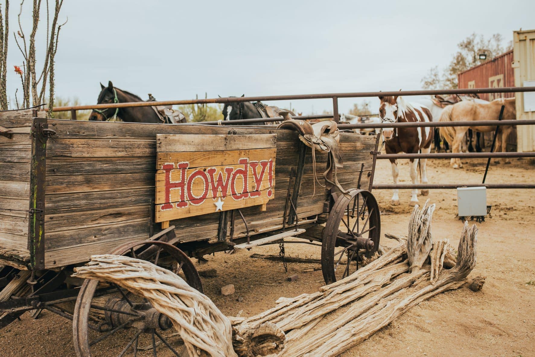 Heuwagen und Pferde auf der Mac Donald's Ranch in Scottsdale