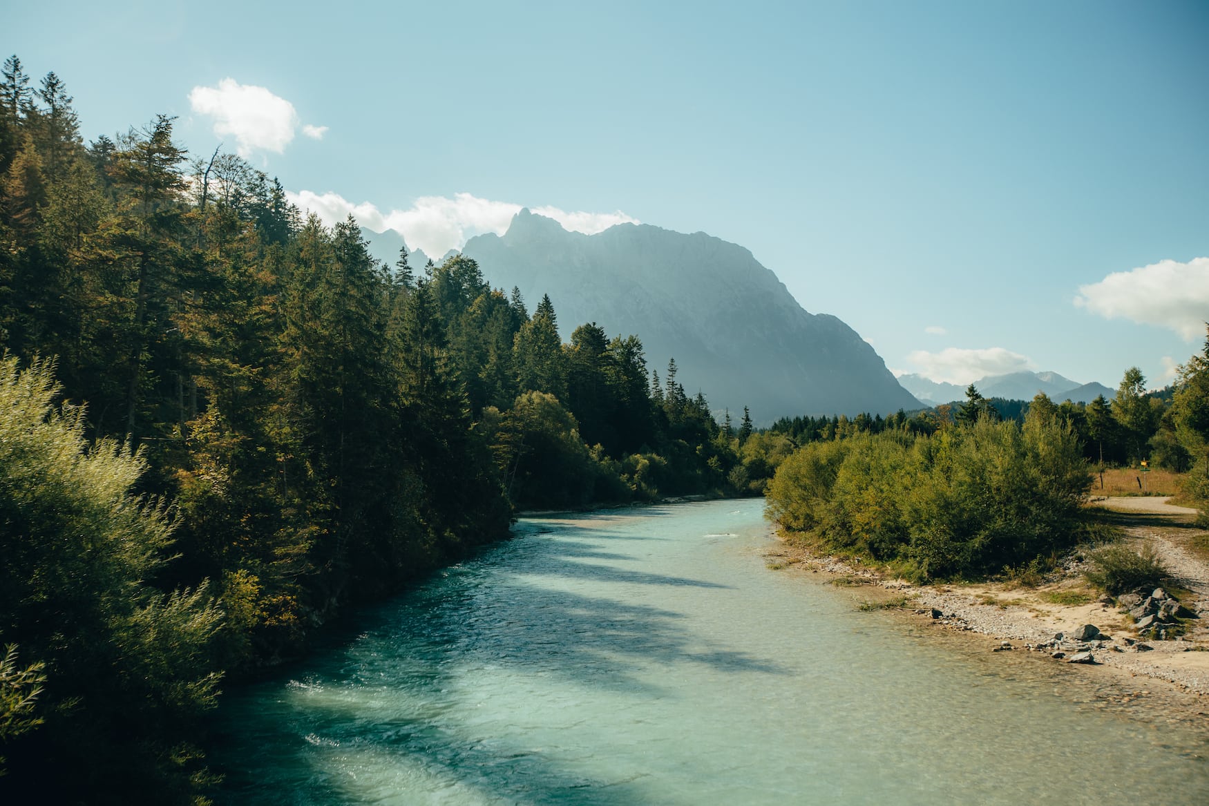 Blick auf die Isar und die Berge im Hintergrund