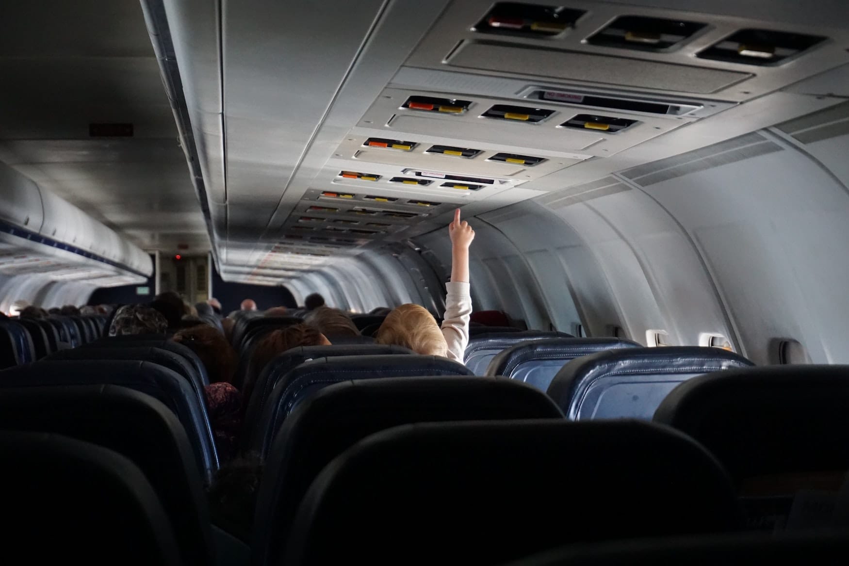 Arm von Kind im Flugzeug
