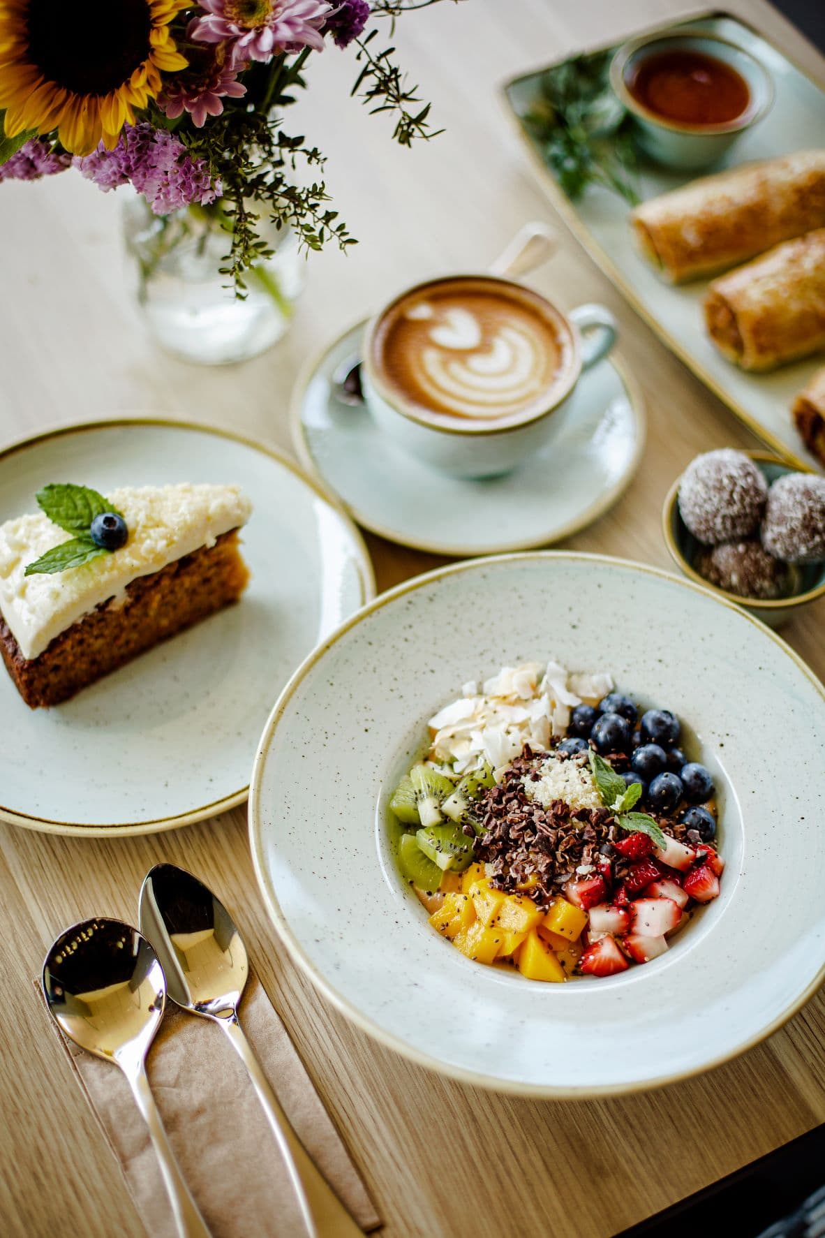 Kaffee und Kuchen im Cafe Macadamia Australia