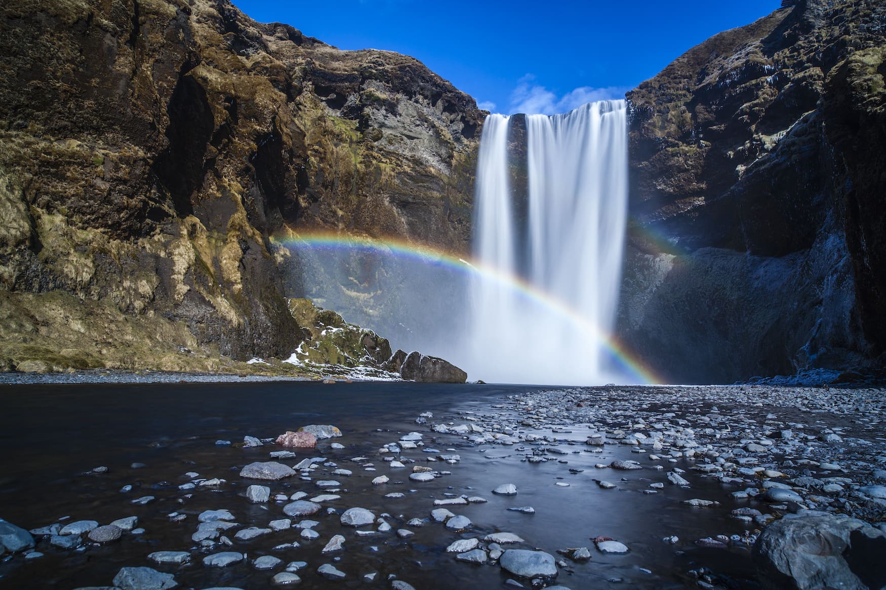 Regenbogen vor dem Skogafass-Wasserfall