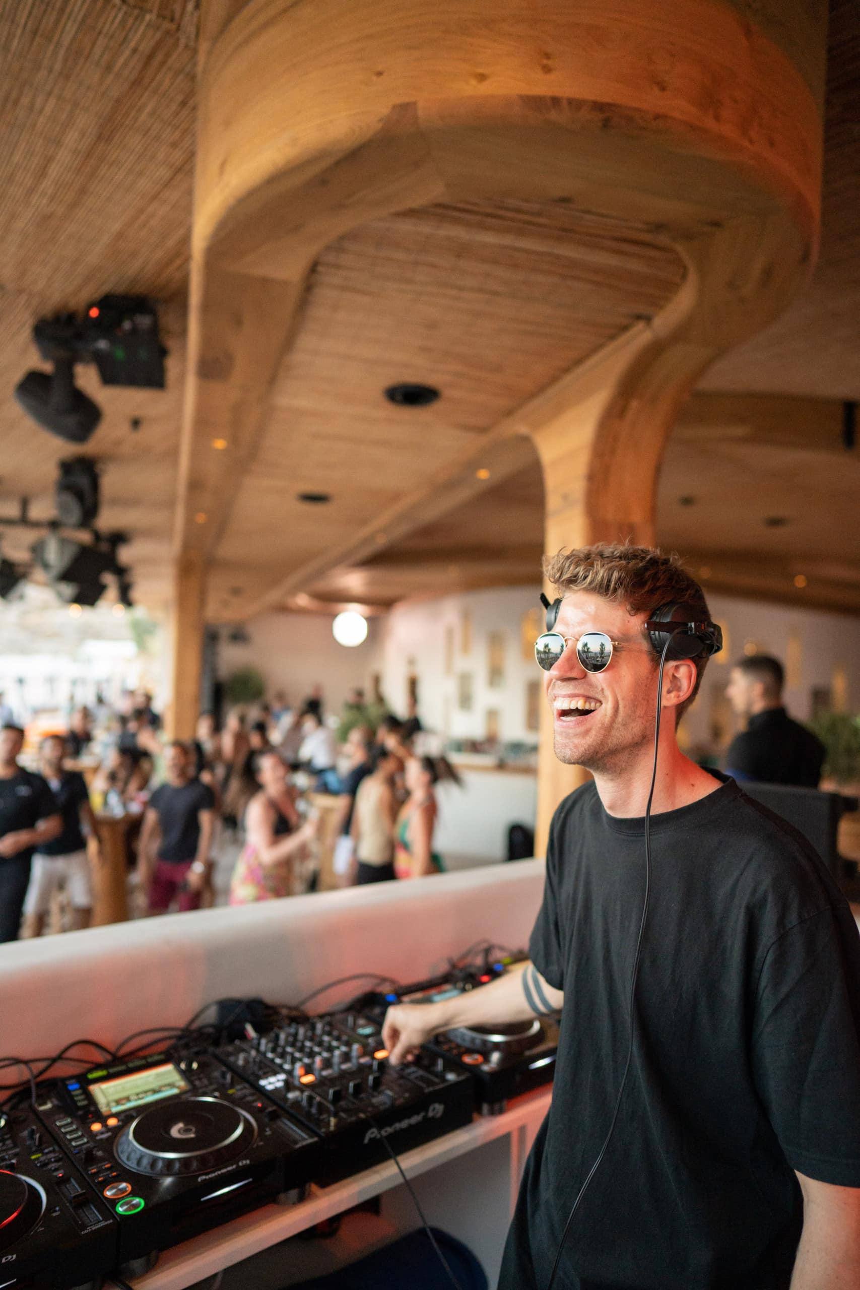 DJ im Super Paradise Beach Club