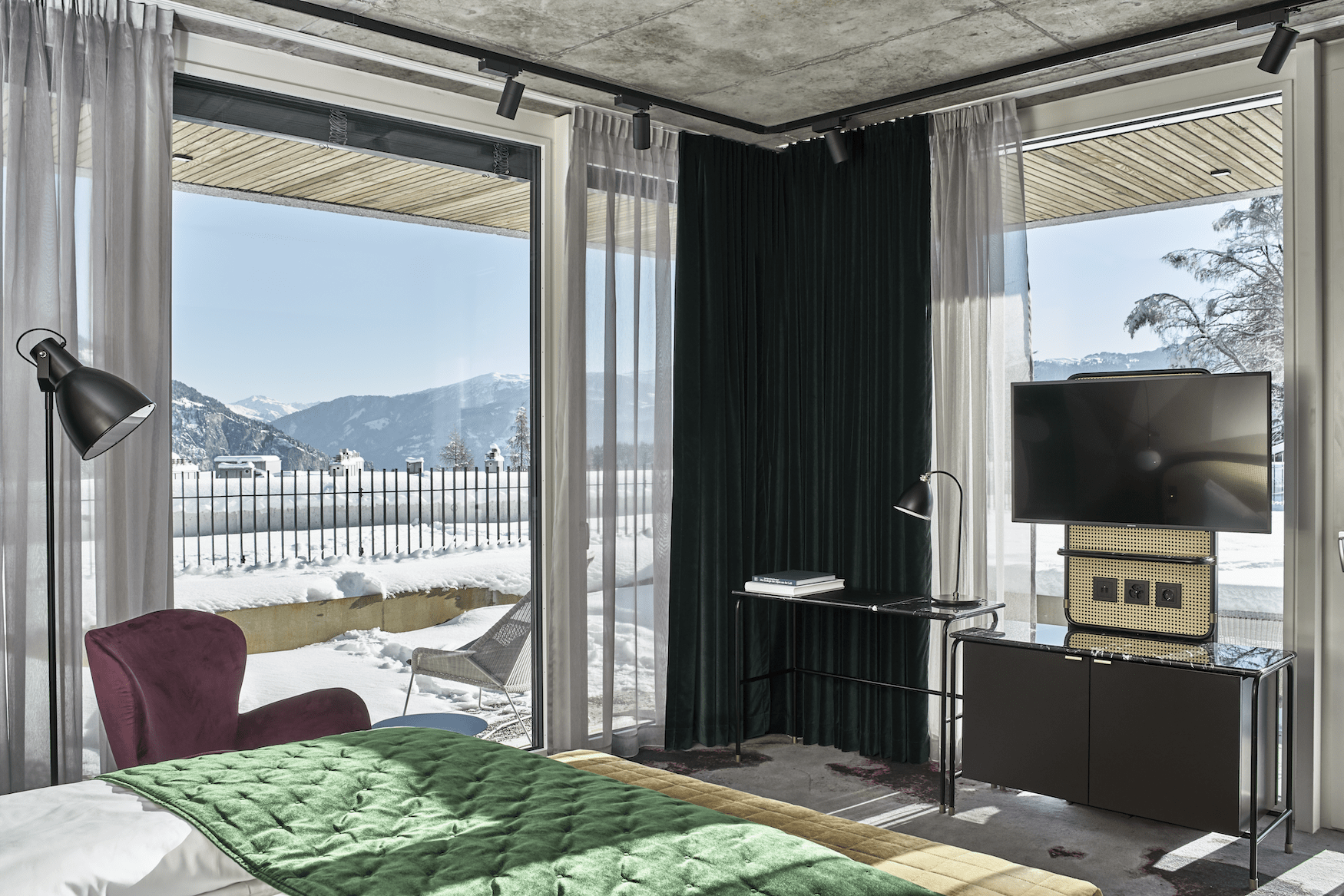 Ausblick auf Schneelandschaft am The Hide Hotel Flims